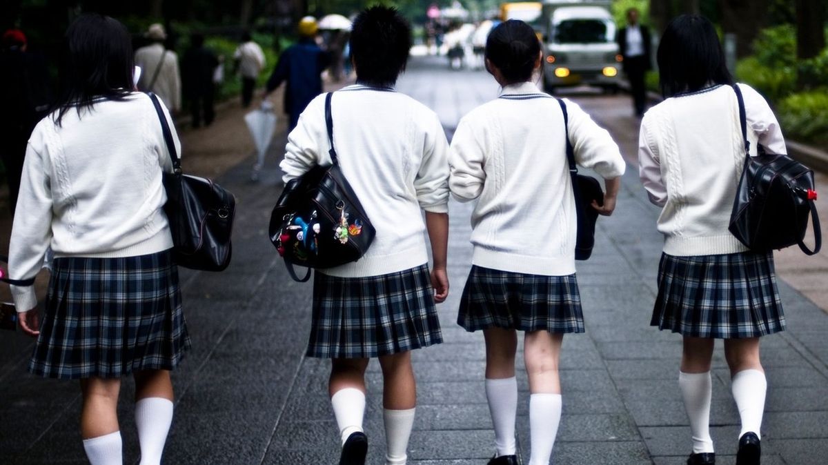 Japonku škola nutila obarvit si vlasy, byly málo černé